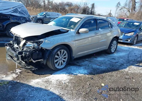 2013 Chrysler 200 Touring z USA, uszkodzony, nr VIN 1C3CCBBG0DN678562